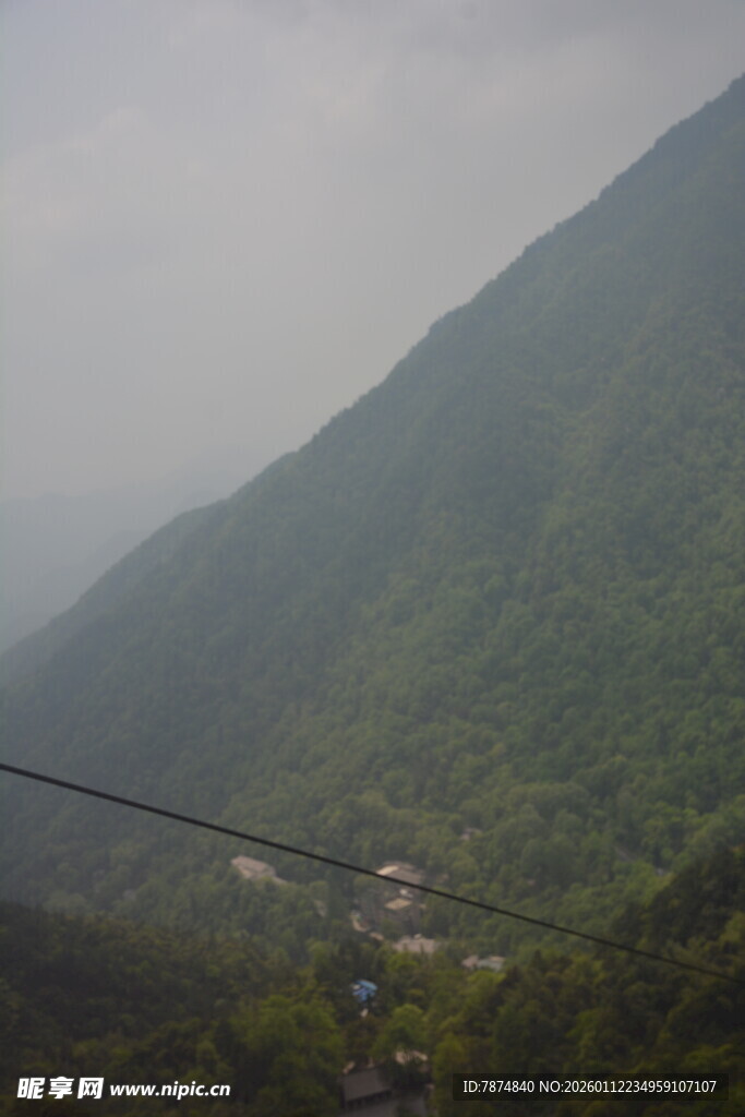 山间云雾缭绕的秀丽景致