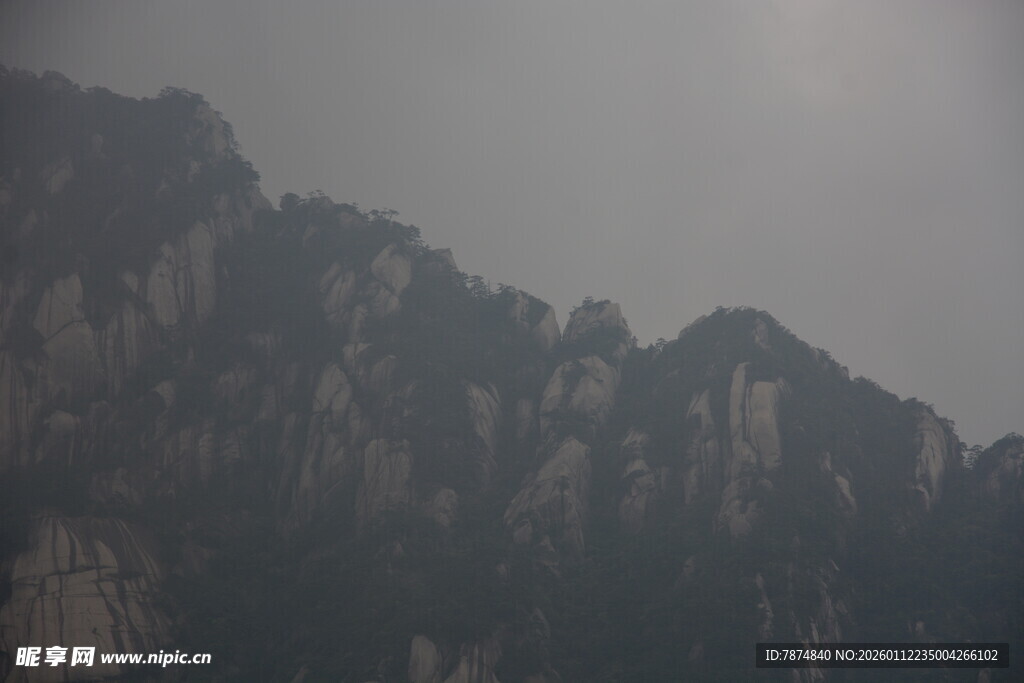 云雾缭绕的险峻山峰