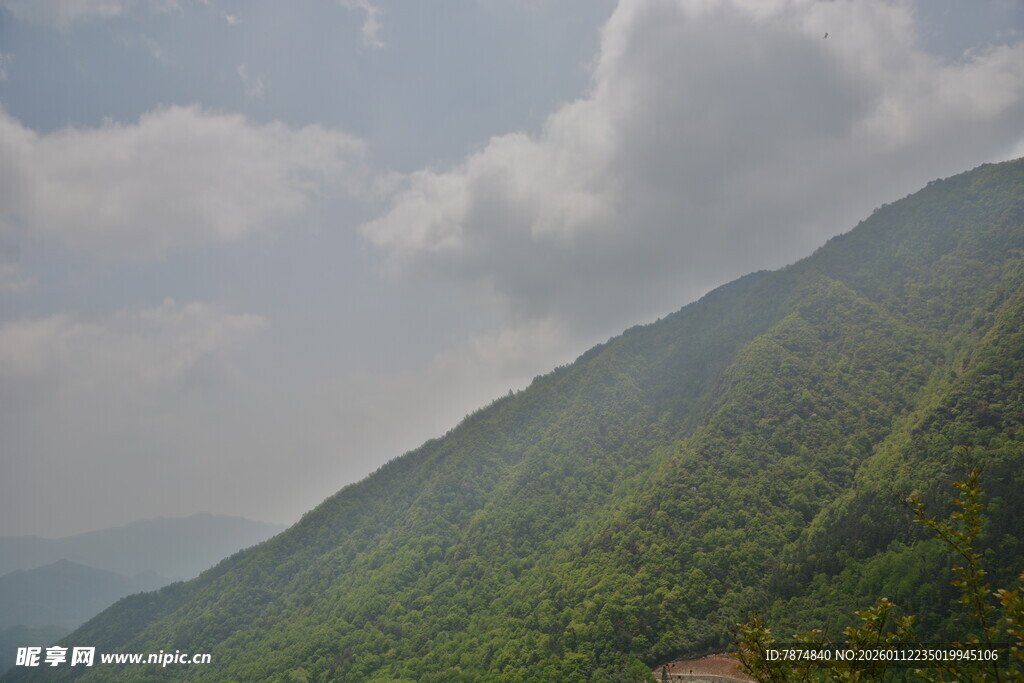 青山云雾间的自然美景