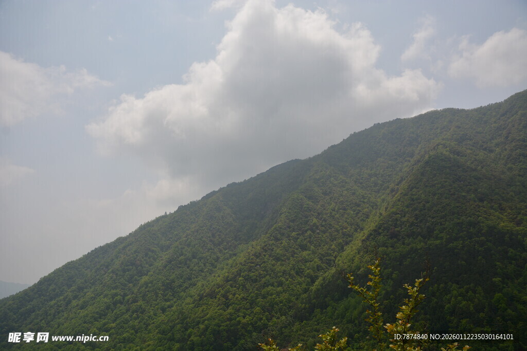 青山之上白云悠悠