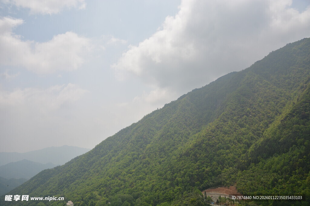 青山云海间的秀丽景致