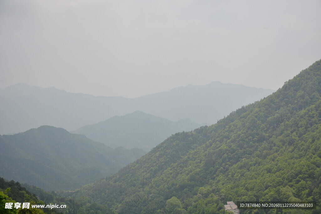 山峦叠翠的自然美景