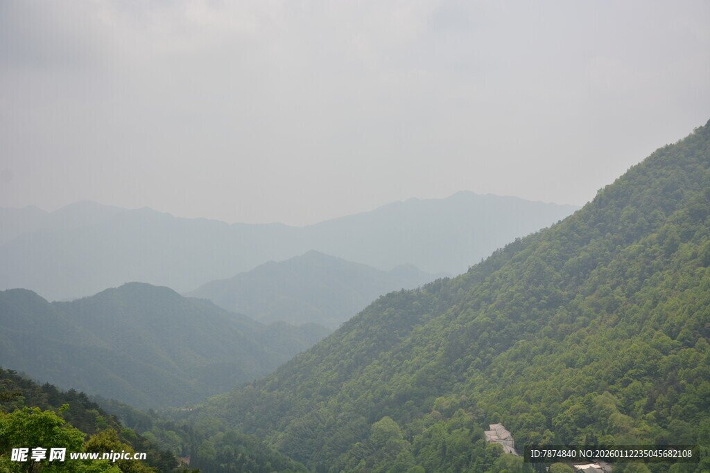 山峦叠翠的山间美景