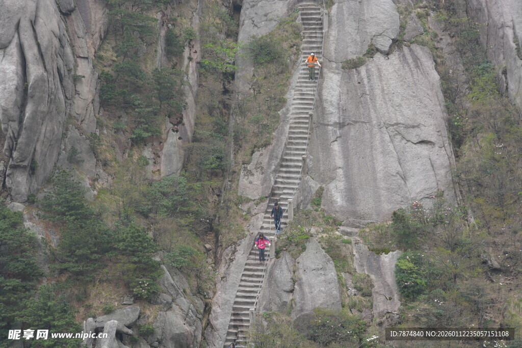 峭壁上的攀岩者