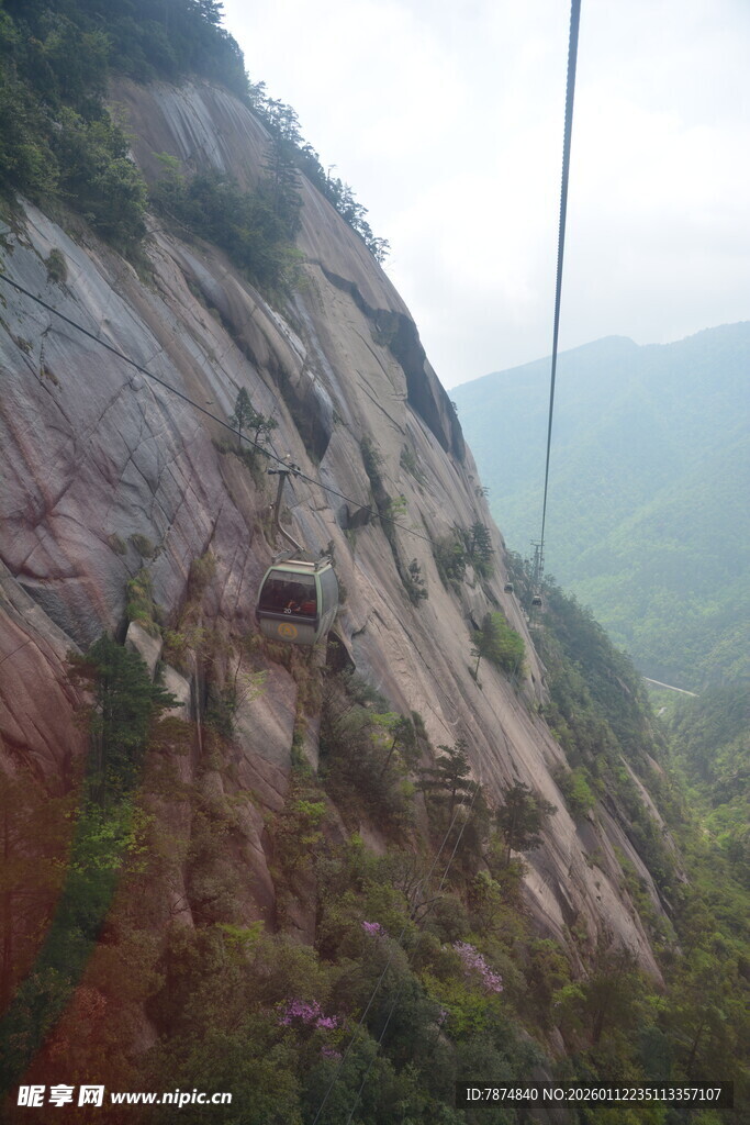陡峭山壁上的攀岩场景