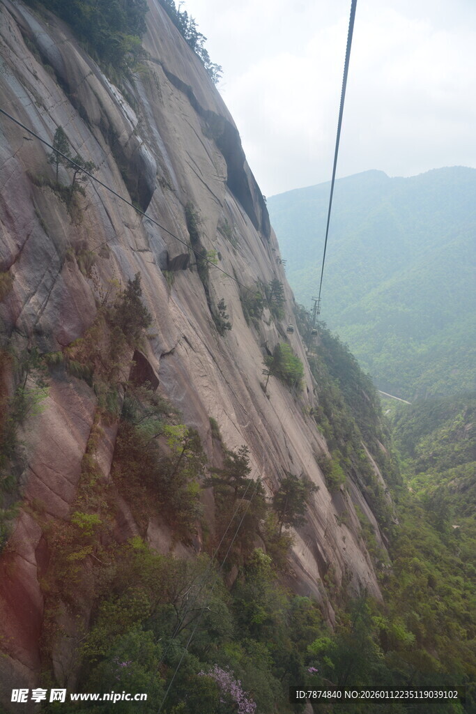 陡峭山壁间的惊险景致