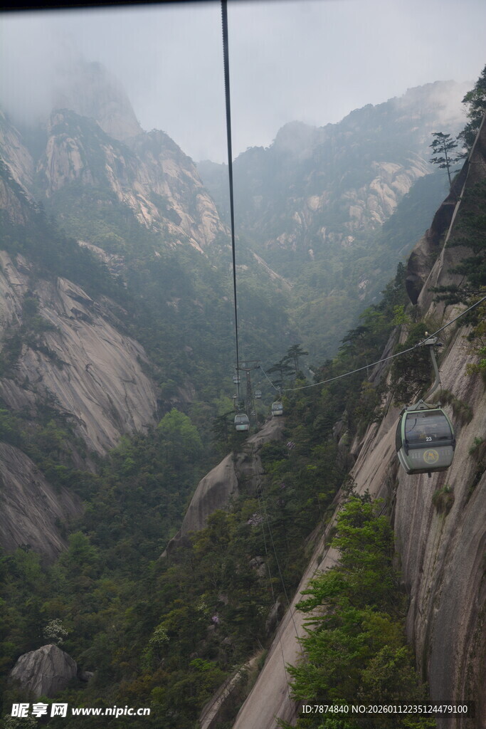 山间索道穿行壮美山峦