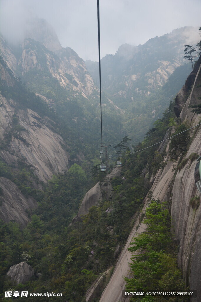 山间索道穿行于壮丽山峦