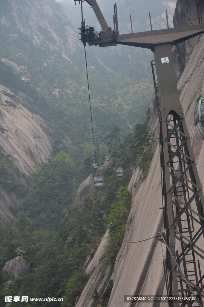 悬崖边的高空作业场景