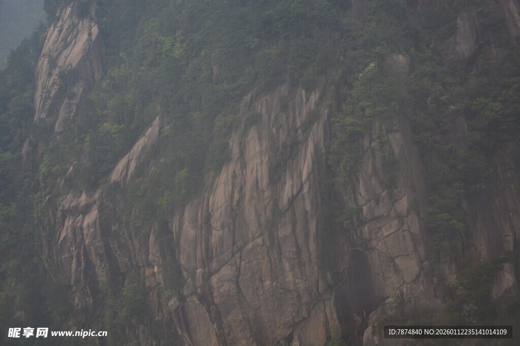陡峭嶙峋的壮美山壁