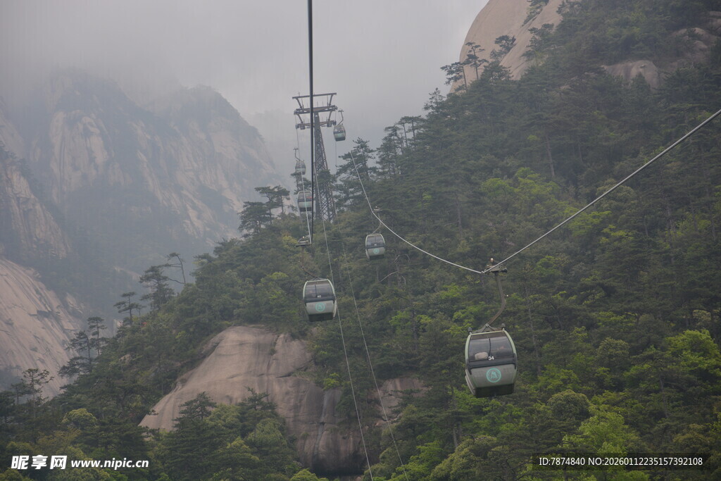 山间缆车穿梭于云雾之中