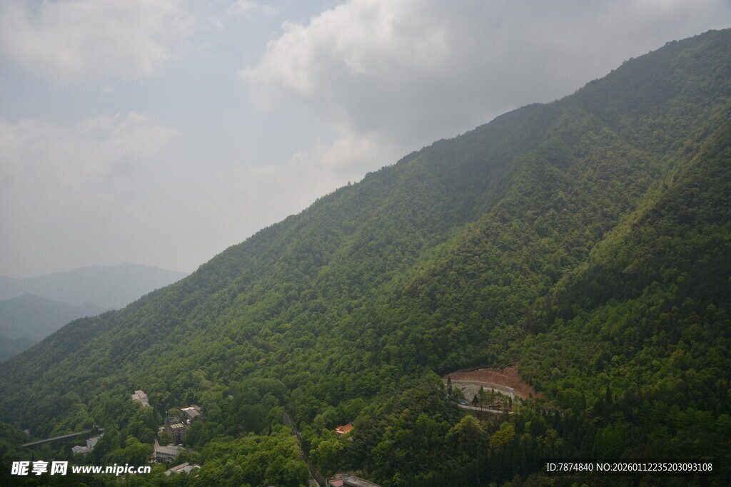青山绿树间的山间景致