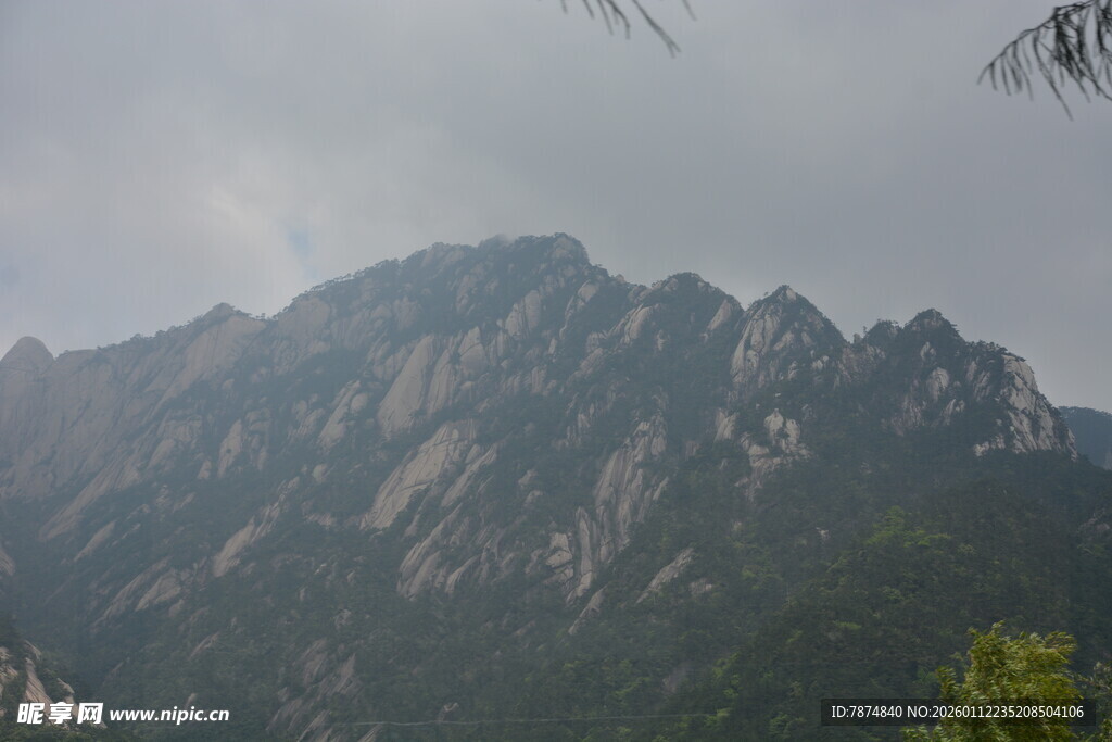云雾缭绕的巍峨山峰