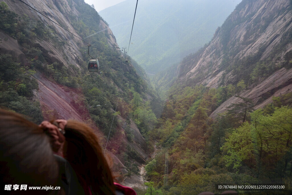 峡谷间的惊险高空滑索体验