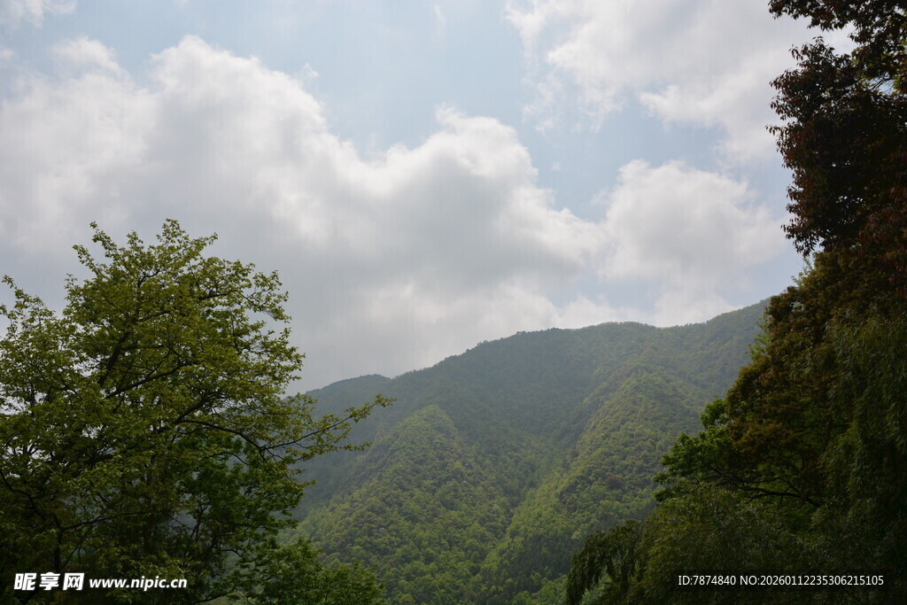 青山绿树间的蓝天白云