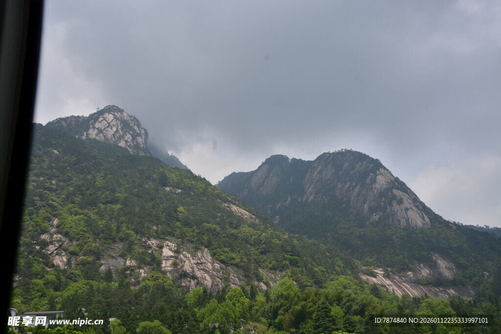 云雾缭绕的壮丽山峦
