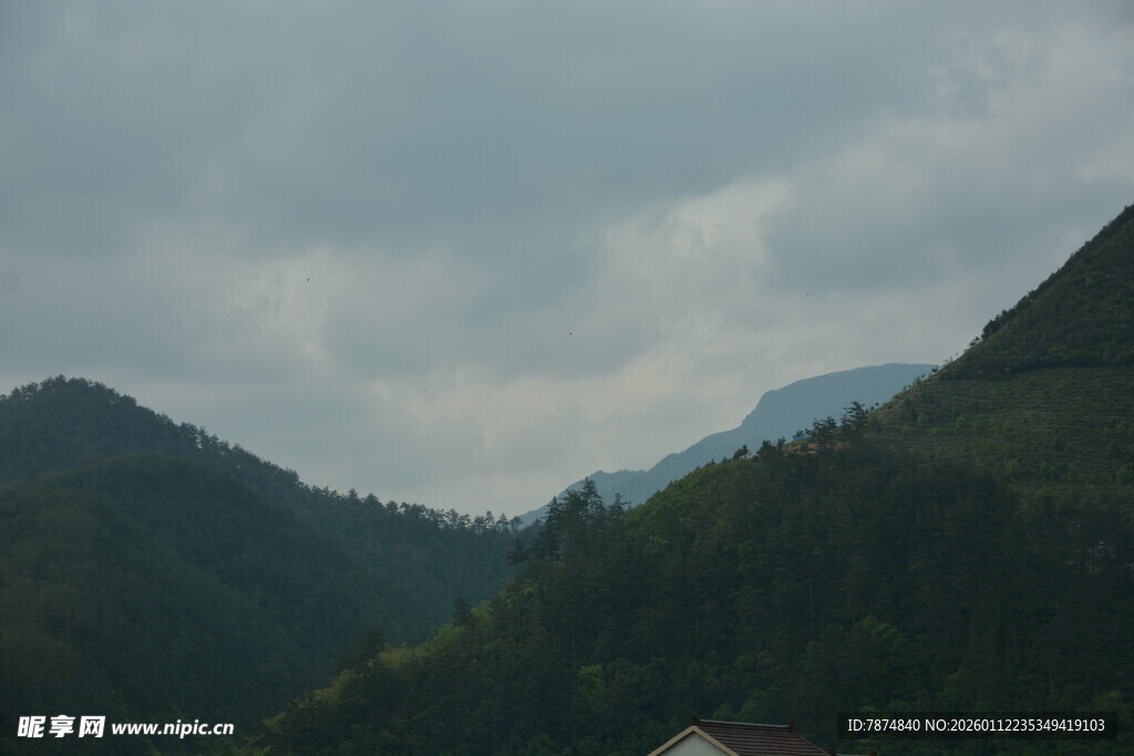 山间云雾缭绕的秀丽景致