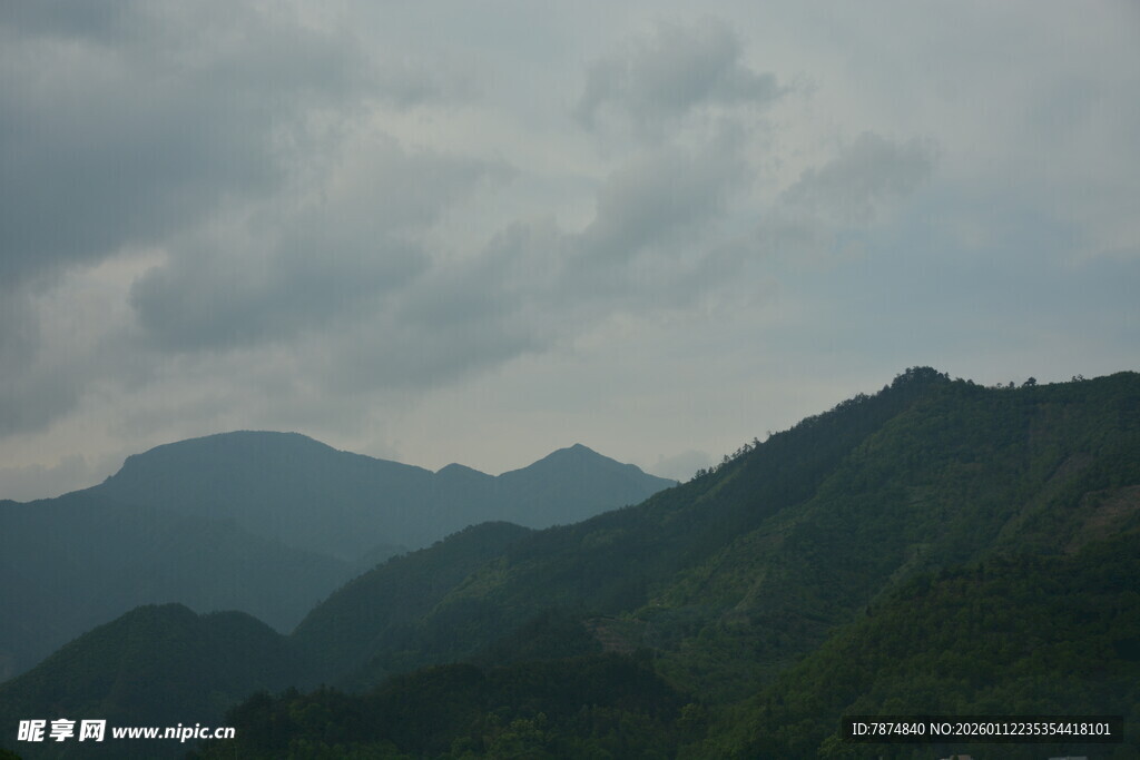 云雾缭绕的连绵青山