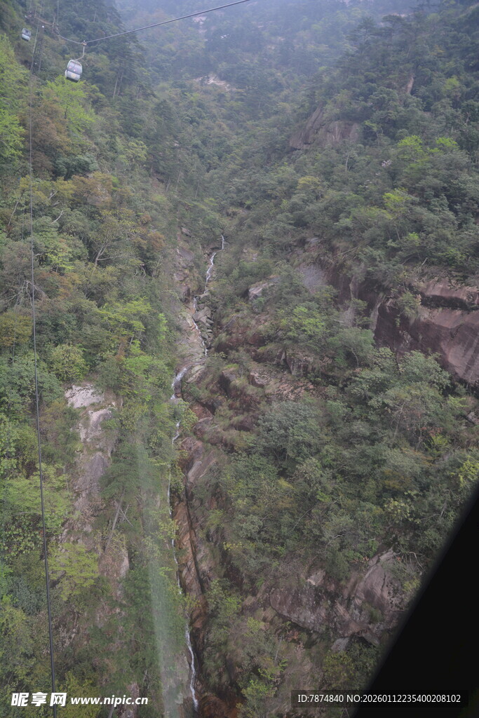 俯瞰山间绿意盎然峡谷