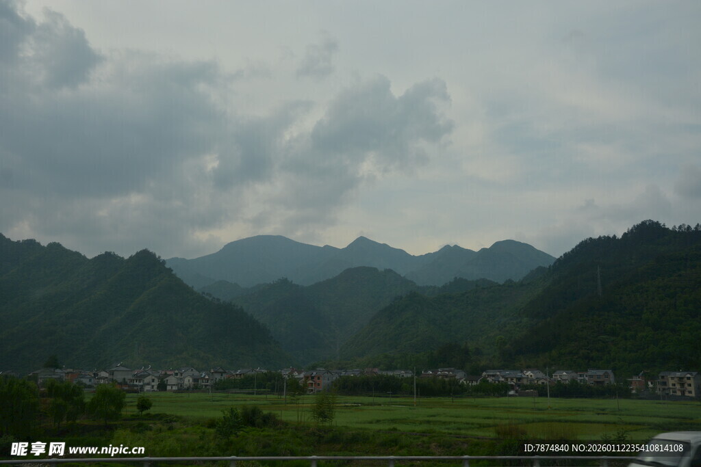 山间田野风景图