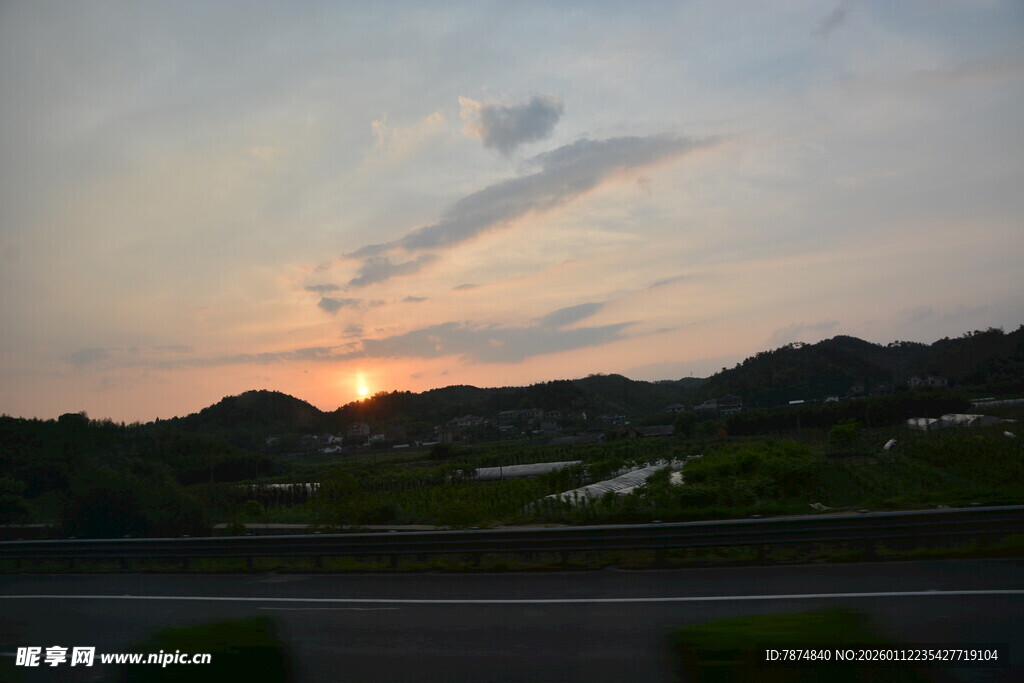黄昏公路边的美丽日落景色