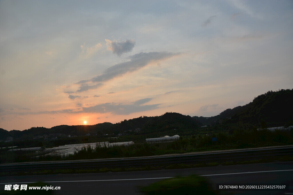 黄昏时分的远山与云霞