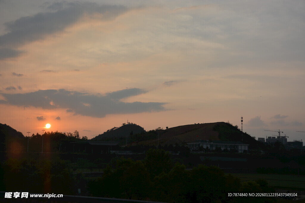日落时分的乡村美景