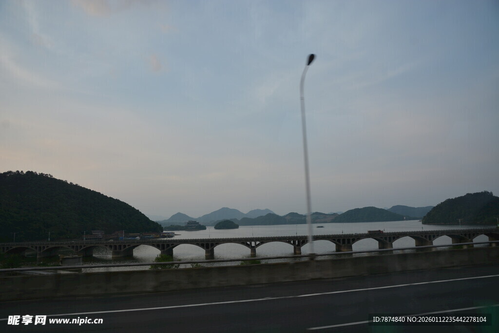 黄昏下的公路与远山景色