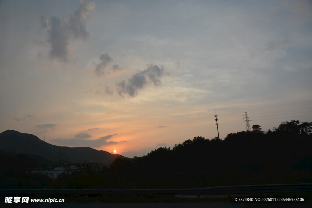 日落时分的山景剪影