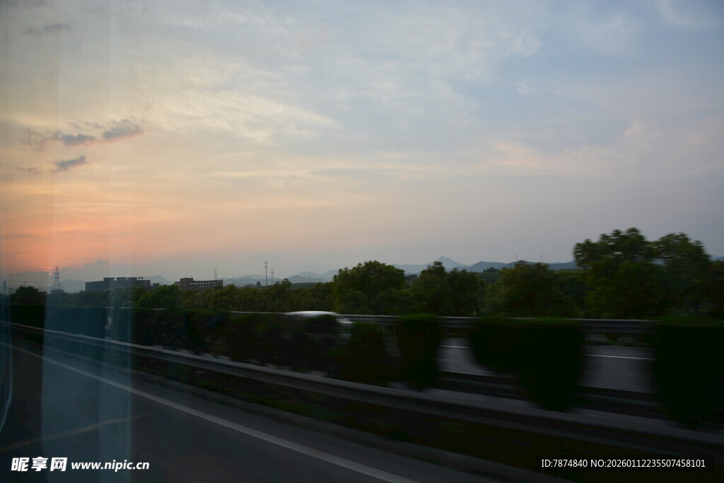 公路边的黄昏景色