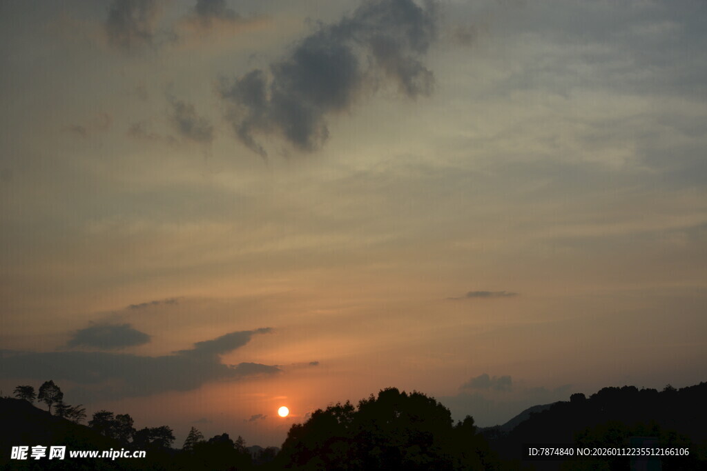 日落时分的山林美景