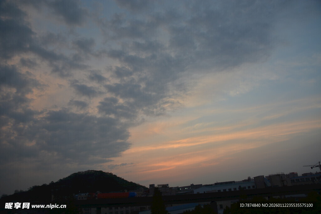 黄昏时分的天空与远山