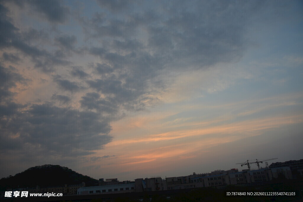 黄昏时分的绚烂天空景色