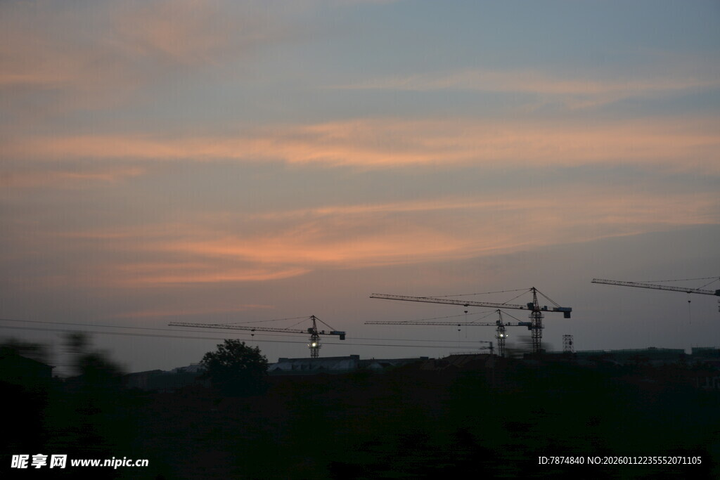 黄昏下的电力设施景观