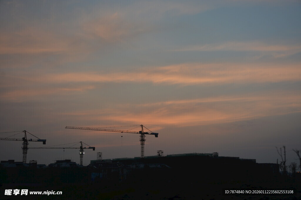 夕阳下的塔吊剪影