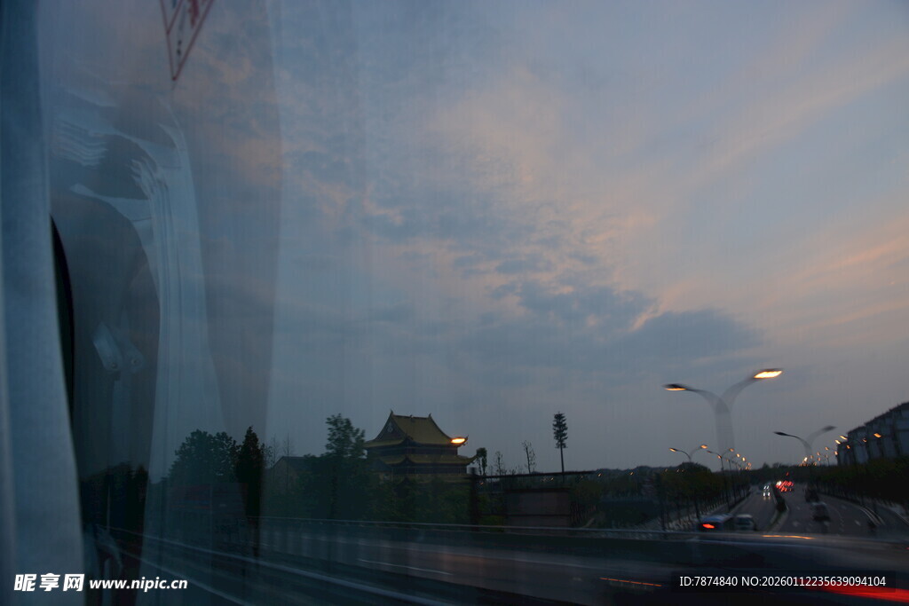 车窗外的黄昏城市景象