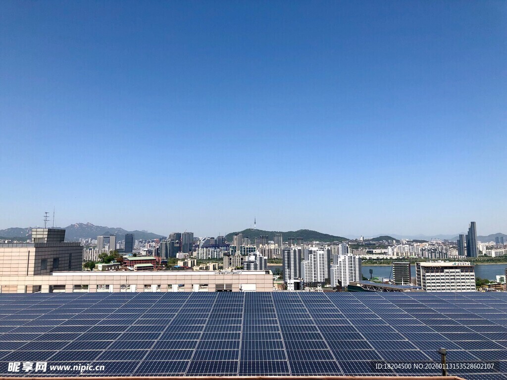 屋顶太阳能板与城市远景