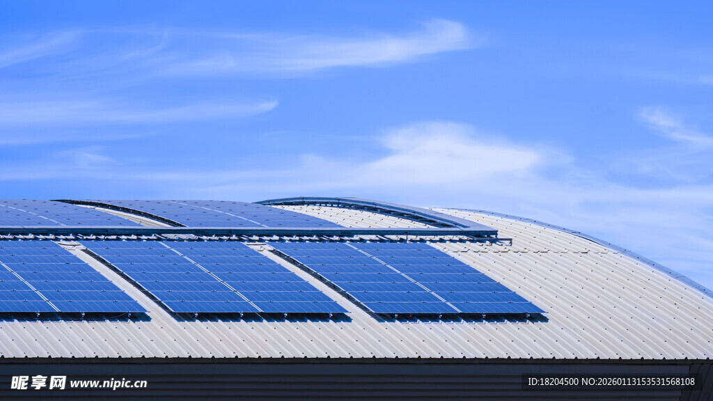屋顶上的太阳能板装置
