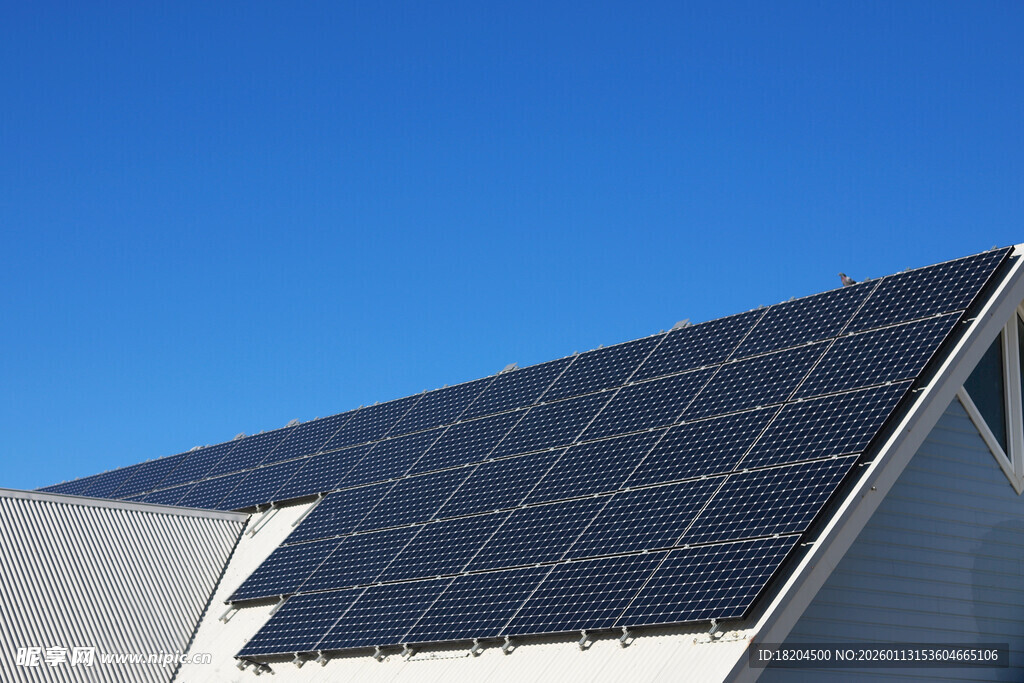 屋顶上的太阳能电池板