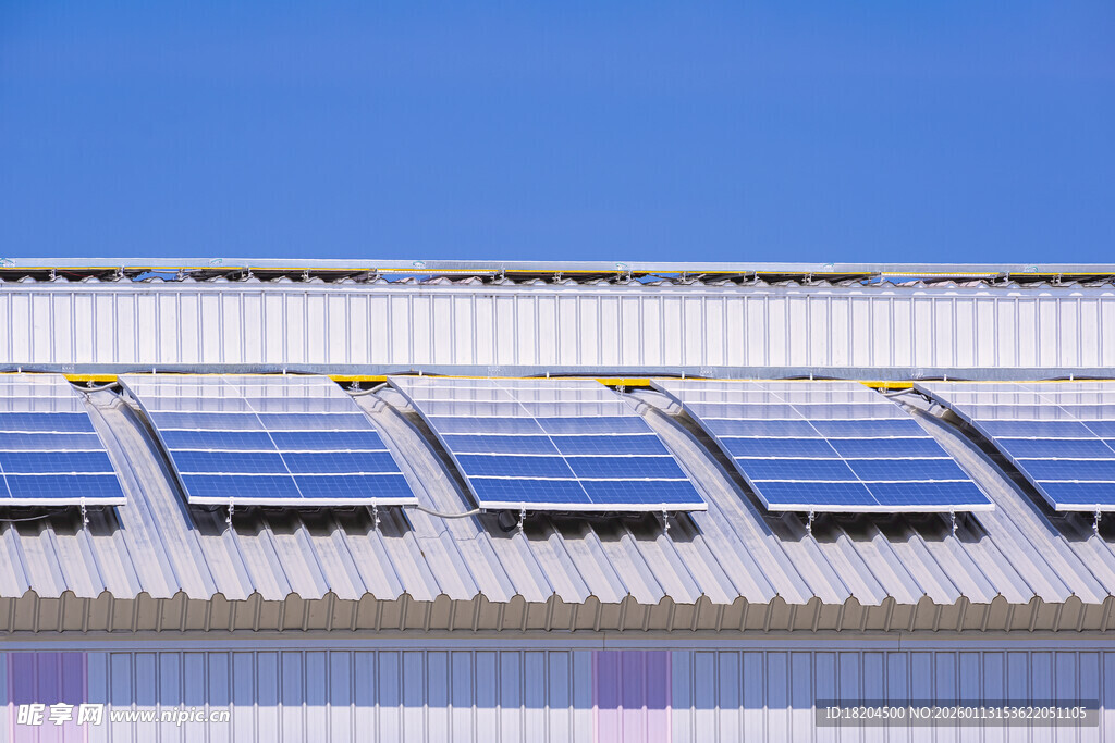 屋顶上的太阳能电池板
