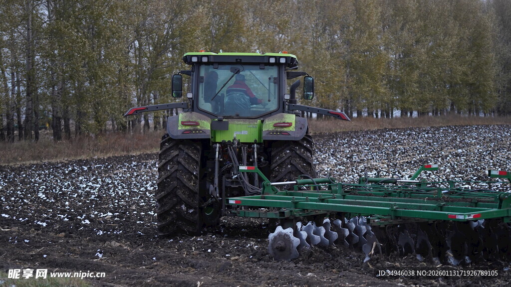 农田中的拖拉机在作业