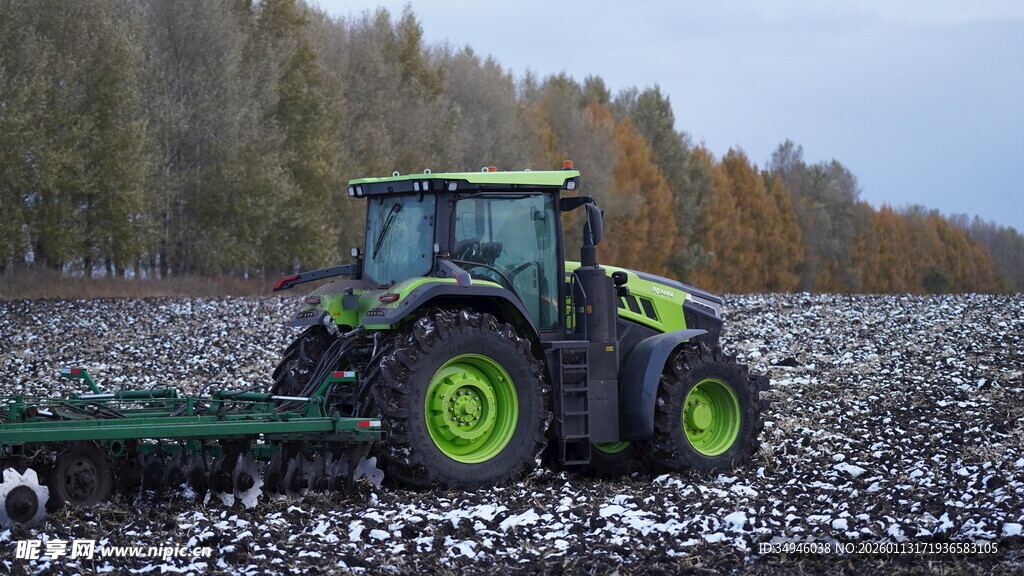 田野中的绿色拖拉机作业