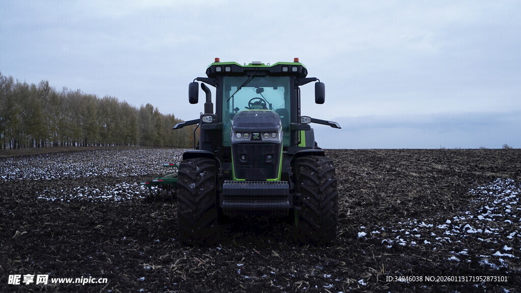 田野中的绿色拖拉机