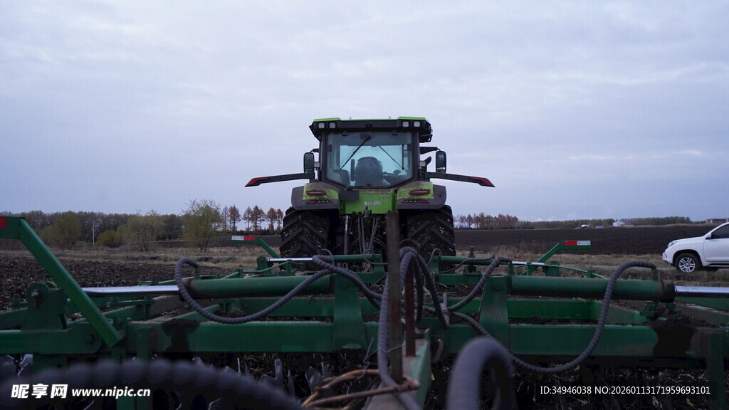 农田中的大型绿色农用机械