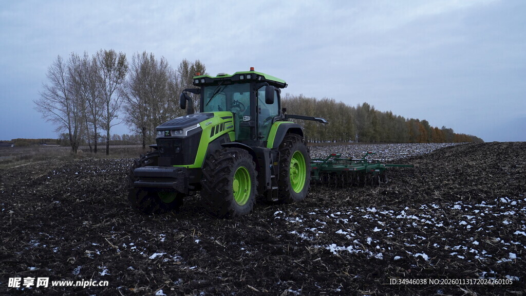 田野中的绿色拖拉机