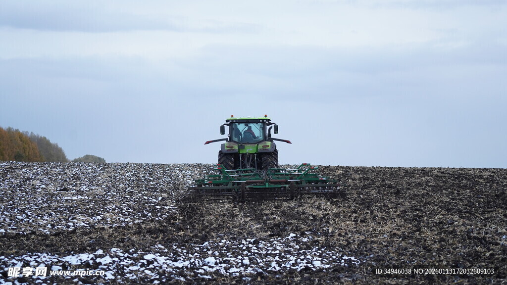 田野中作业的绿色拖拉机