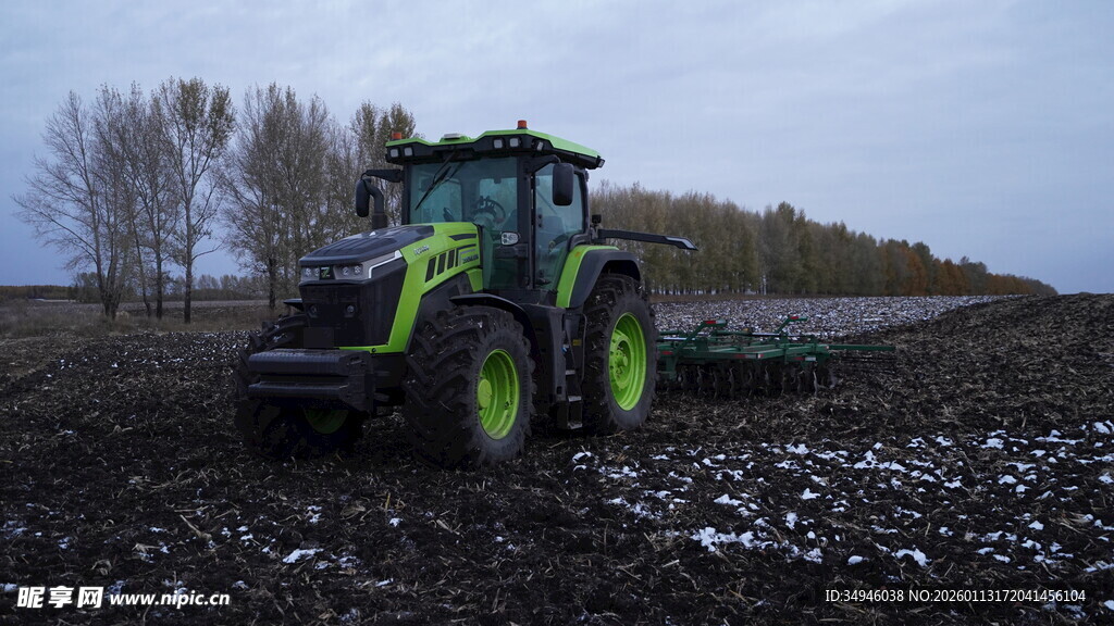 田野中的绿色拖拉机