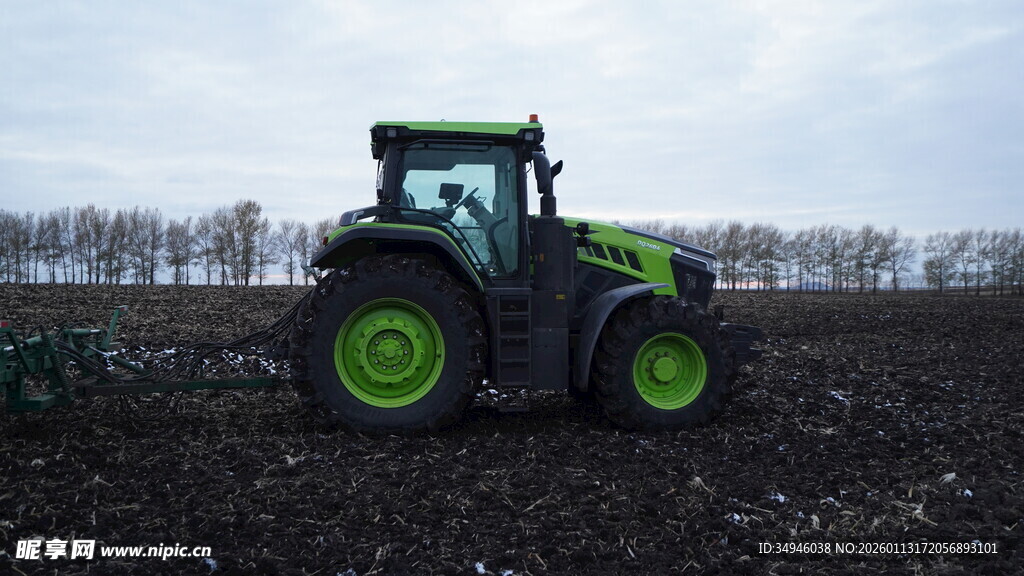田野中的绿色拖拉机