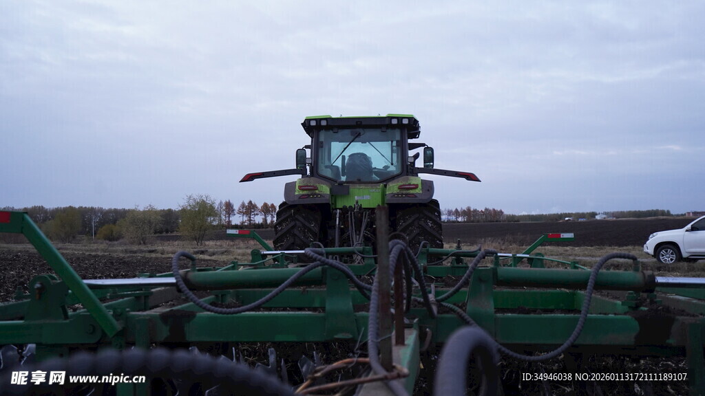 农田中的大型农业灌溉设备