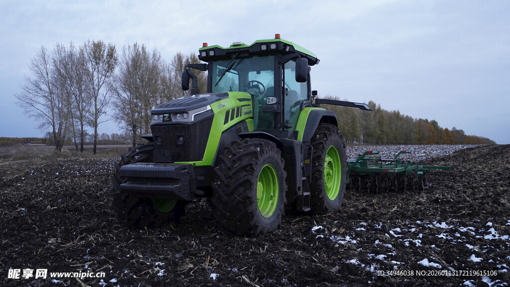 田野中的绿色大型拖拉机